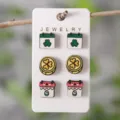 St. Patrick's Tag Holz Ohrstecker Set süße Kleeblatt Kalender Goldmünze Schmuck Geschenke - Drei Paar Ohrringe Set (SHE2133)