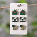 St. Patricks Tag grunes Kleeblatt Ohrring Set, festlicher Modeschmuck fur Damen. - Drei Paar Ohrringe Set (SHE2129)
