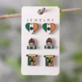 St. Patricks Tag Holz Ohrstecker Set mit irischer Flagge Klee und festlichen Figuren. - Drei Paar Ohrringe Set (SHE2127)