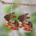 Detalle de pendientes de conejo de Pascua de madera, estampado floral y gancho metálico. - Estilo Conejo Hello Spring (2584)