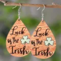 St. Patricks Tag Holzohrringe in Tropfenform mit irischem Kleeblatt und Metallhaken. - Glück der Iren (SHE2099)
