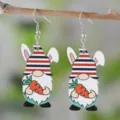 Nahaufnahme von Osterhase Gnom Holzohrringen am Zweig hängend, festlicher Osterschmuck. - Osterstil (2395)