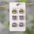 Ostern Thema Holz Ohrstecker Set mit bunten bemalten Eiern und Hasen Design fuer Damen und Maedchen. - Osterei und Chibi-Hase Stil (2137) / 3er Set