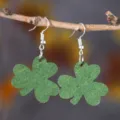 Grüne Kleeblatt Holzohrringe St Patricks Day Klee Anhänger Ohrschmuck für Damen Neu - Grüner Klee Stil (SHE219)