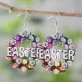 Hölzerne Osterkranz Ohrringe mit bunten Ostereiern und Buchstaben für Frühlingsfeier. - EASTER Buchstaben Kranz Stil (2509)