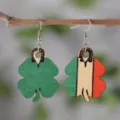 Hölzerne Vierblättrige Kleeblatt Katzen Ohrringe Grüne Dreifarbige St. Patricks Ohrschmuck - Klee Katze Patchwork Stil (SHE338)