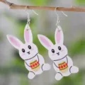 Boucles d'oreilles lapin de Pâques, charmantes en cuir PU pendantes pour femmes fête. - Style de Lapin Tenant un Œuf de Pâques (2407)