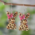 Osterhasen Holzohrringe mit modischem Leopardenmuster und rosa Schleife für Damen. - 2562