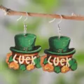 St. Patricks Day grüne Zylinder Holz Ohrringe mit Kleeblatt Motiv und Glück Aufdruck. - LUCK Zylinder Goldtopf Stil (SHE2152)