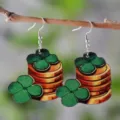 St. Patricks Day grüne Kleeblatt Holz Ohrringe, doppelseitig bedruckter Festtags Schmuck. - Klee Goldmünzen Stapel Stil (SHE2153)