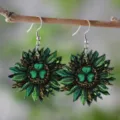 Grüne hölzerne Sonnenblumen Kleeblatt Ohrringe St Patricks Tag festlicher Holzschmuck - SHE2325