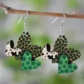 St. Patrick's Day Holz-Ohrringe mit mehrschichtigen Kleeblatt und Leoparden Herz Motiven. - Mehrschichtiger Herz-Kleeblatt-Patchwork-Stil (SHE2330)