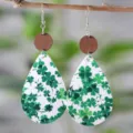 St. Patrick's Tag Kleeblatt Ohrringe PU Leder Tropfenform mit Holz Elementen Ohrhänger Damen - Holzplatte Kleeblatt Wassertropfen (SHE2263)