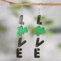 Grüne Kleeblatt Holz LOVE Ohrringe zum St. Patrick's Day, festlicher Ohrhänger Schmuck. - LOVE Kleeblatt-Stil (SHE341)