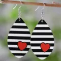 Primo piano di orecchini in legno a goccia con strisce bianco-nero e cuore rosso. - Stile a Strisce Cuore Rosso (SHE2333)