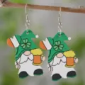 Detailaufnahme der St. Patrick's Tag Holz Zwerg Ohrringe mit Klee und Bierkrug Motiv. - Bierbecher Gnom-Stil (SHE2220)