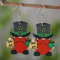 St. Patrick's Tag Holz Zwerg Ohrringe mit Kleeblatt Hut, festlicher Feiertag Baumelschmuck Damen - Goldmünze Gnom-Stil (SHE2223)