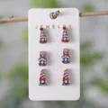Unabhängigkeitstag Zwerg Ohrringe Set rot weiß blau patriotische Schmuckkarte Geschenk - USA Buchstaben Herz Gnom Ohrstecker Kollektion (SHE2643)