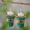 Nahaufnahme Detail von gruenen Kaffeetasse Holzohrenringen mit Kleeblatt fuer St Patricks Day. - Sahne Kaffeetasse (SHE2214)