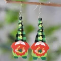 St. Patricks Tag Zwerg PU Leder Ohrringe detaillierte Nahaufnahme mit glücklichen Kleeamulett. - Hufeisen Gnom Langer Stil (SHE2260)