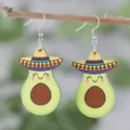 Detailaufnahme der süßen mexikanischen Sombrero Avocado Holz Ohrringe mit tollem Print. - Avocado Stil (SHE2778)