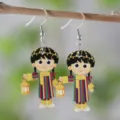 Holz Mädchen Laterne Ohrringe, süße ethnische Cartoon Baumelhänger für Damen und Mädchen. - Mädchen Im Traditionellen Outfit Stil (SHE2826)