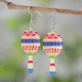 Nahaufnahme bunter Holz Maracas Ohrringe mit lebendigen Festival Mustern am Ast. - Maracas Stil (SHE2787)
