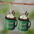 St. Patrick's Tag Holz Kaffeetasse Ohrringe mit Sahne grüne Tasse baumeln festlicher Schmuck - Sahne Kaffeetasse-Stil (SHE2216)