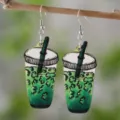 Grüne Holz Kleeblatt Kaffeetasse Ohrringe, Matcha Becher Hängeohrringe für Partys - Matcha Kaffeetasse-Stil (SHE2217)