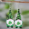 St. Patricks Tag Kleeblatt Gnomen PU Leder Ohrringe Doppelseitiger Druck Gruene Schmuck - Grüner All-over Gnom Stil (SHE2259)