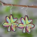 Bunte hölzerne vierblättrige Kleeblatt Ohrringe, modischer Regenbogen Batik Schmuck. - Schillernder Farbverlauf Tie-Dye Klee Stil (SHE2331)