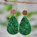 Grüne glitzernde tropfenförmige Kunstleder Ohrringe mit Holzscheiben für Damen. - Grüner Glitzer Holzring (SHE2264)