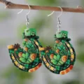 St. Patricks Tag Holz Ohrringe mit Hufeisen und Kleeblatt Muster fur Damen Mode. - Festival Hufeisen Goldmünze Kariert Stil (SHE2631)