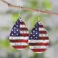 Detailansicht der amerikanischen Flagge Tropfen Kunstleder Ohrringe hängend am Ast. - Stil 13