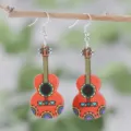 Süße mexikanische Holz Gitarren Ohrringe mit bunten traditionellen Blumenmustern. - Gitarren Stil (SHE2776)
