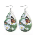 Schicke Tropfen-PU-Leder-Ohrringe mit Gänseblümchen- und Schmetterlingsdruck. - Gänseblümchen Schmetterling Muster B (7)