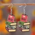 Nahaufnahme Detail von hölzernen Bücherstapel Ohrringen mit buntem Druck und Haken. - Lese Slogan Stil (SAB072) / Mehrfarbig (SAB072)
