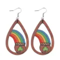 St. Patrick's Day Holztropfen Ohrringe mit Regenbogen und Glücksklee Detailansicht. - Regenbogen Topf Kleeblatt (Holz 12)