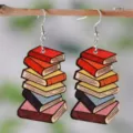 Bunte gestapelte Bücher Holz Ohrringe, wunderschöner Schulschmuck für Lehrer und Schüler. - Gestapelte Bücher Stil (SHE661) / Mehrfarbig (SHE661)