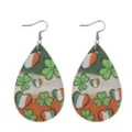Detailansicht von St. Patricks Day Tropfenohrringen mit irischen Trikolore-Herzen und Kleeblättern. - Dreifarbiges Patchwork-Herz (Leder 15)