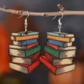 Bunte stapelte Bücher Holz Ohrringe perfekt für Lehrer und Schüler zum Schulanfang. - Mehrfarbig (SHE502)