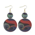 Holz Boho Ohrringe mit rot blauem abstrakten Wirbelmuster und goldenem Haken Variante. - 10