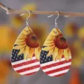Nahaufnahme Detail von tropfenförmigen Kunstleder Ohrringen mit Sonnenblume und US Flagge Motiv. - Sonnenblume Rot Weiß Streifen Stern Stil