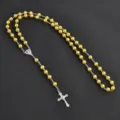 Vista detallada del collar de rosario de perlas amarillas con colgante de crucifijo. - Amarillo