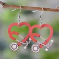 Gros plan des boucles d'oreilles stéthoscope cœur en bois rouge, bijoux infirmière. - Pack de 1 paire / Rouge