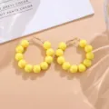 Detailaufnahme von leuchtend gelben Perlen-Creolen, lebendiger Bonbon-Farbe Dopamin Schmuck. - Ein Paar / Gelb