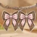 Primer plano detallado de pendientes colgantes de acrílico con lazo de leopardo retro. - Lazo Cinta Rosa Leopardo (4720-1)