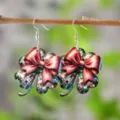 Detalle en primer plano de pendientes de trébol de madera con lazo rojo festivo. - Estilo 3 (4296)