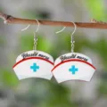 Krankenschwester Mütze Acryl Ohrringe mit blauem Kreuz und blessed nurse Motiv für Geschenk. - Krankenschwester Hut Kreuz (4507)