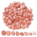 Primer plano de cuentas acrílicas irregulares rosas, efecto mármol accesorios de joyería. - Rosa carne